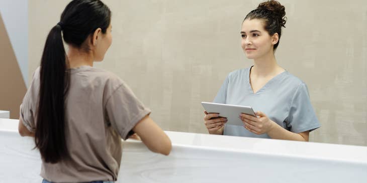 Hospital scribe talking to a patient