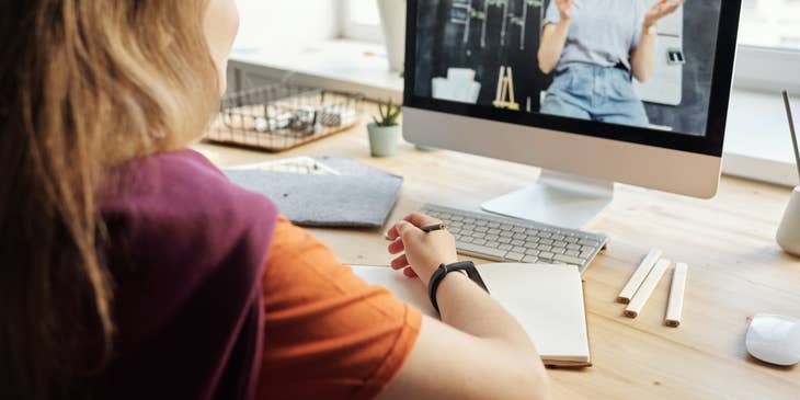 online English teacher provides an update on schedules of the online class