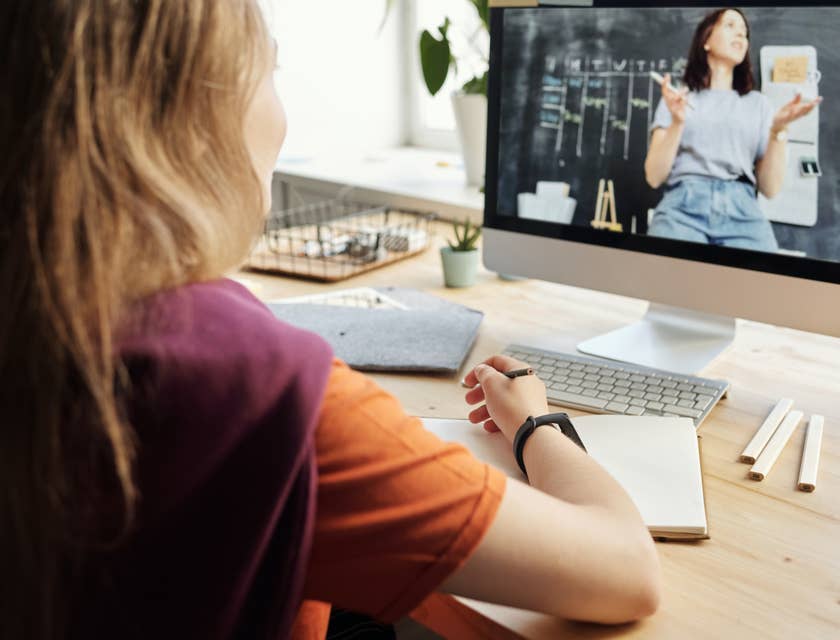 online English teacher provides an update on schedules of the online class