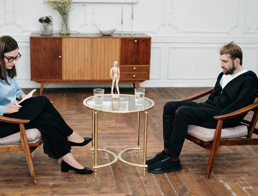 Psychotherapist evaluates the client's behavior during the session while taking notes