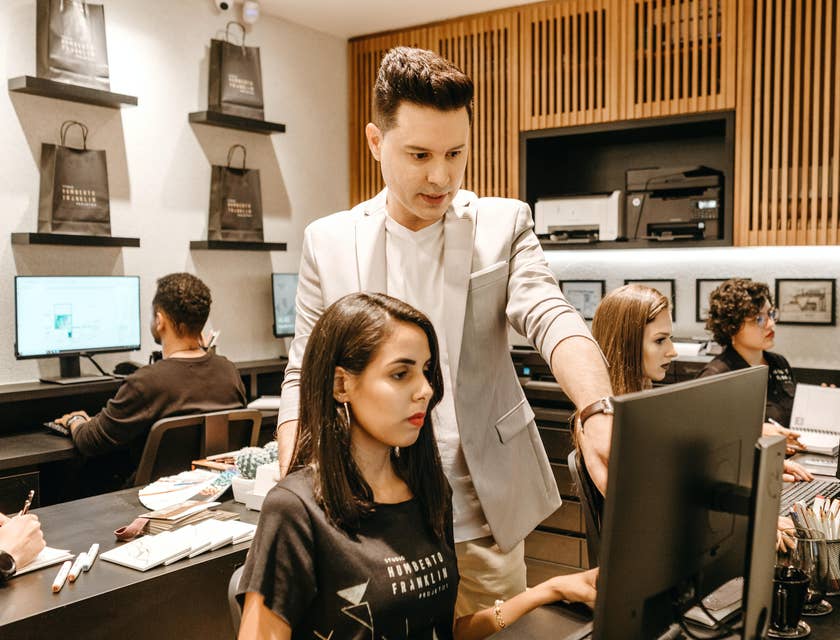 Strategy Manager teaching new employee plans to increase productivity
