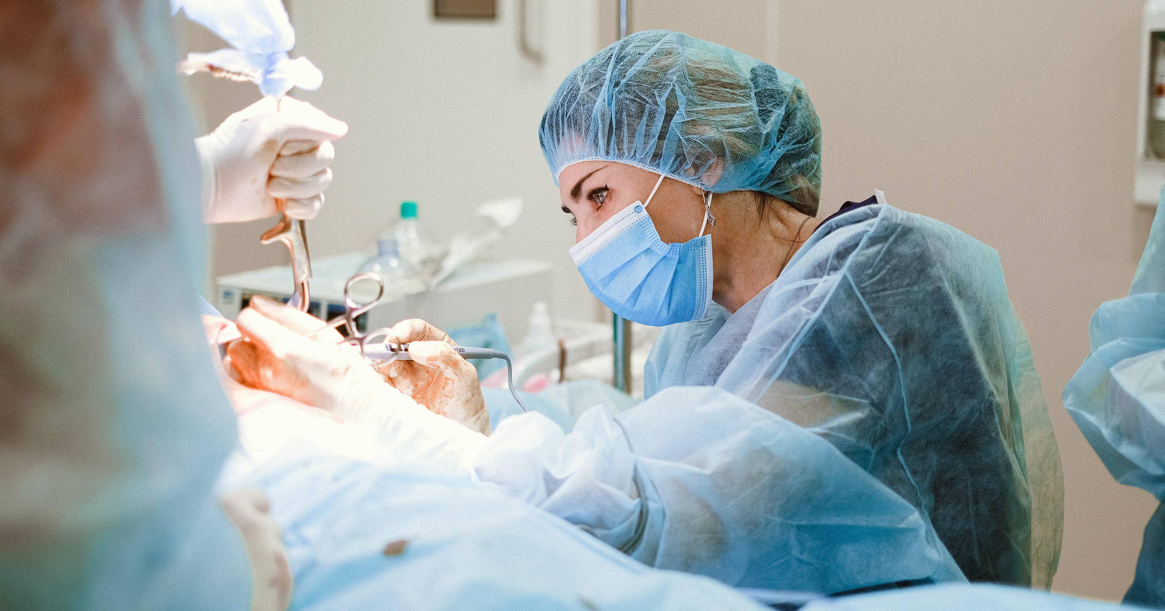 What is the job description of a trauma surgeon