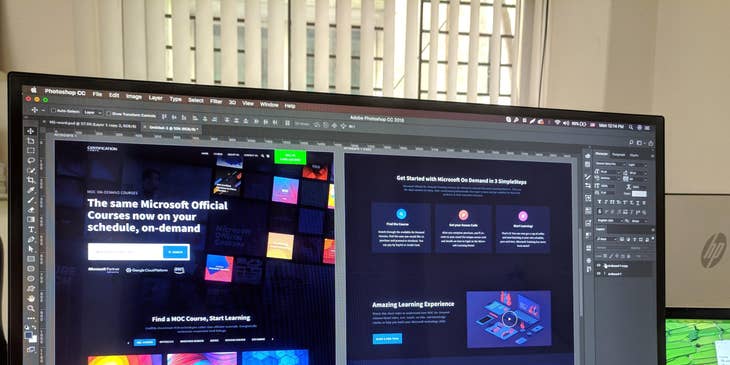 Gran pantalla de computadora que muestra un impresionante diseño de interfaz de usuario.