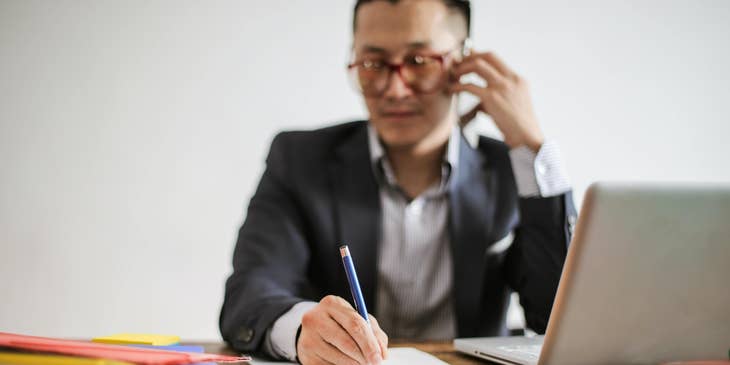 Accounts Payable Specialist monitoring salary advances and overtime payments.