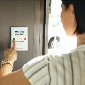 Aplica encuestas sobre compromiso laboral.