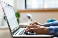 Una persona realizando un servicio de verificación de antecedentes.