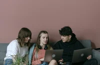 Grupo de jóvenes de la generación Z mirando una laptop.