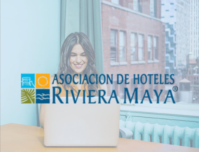 Logo de AHRM Riviera Maya.
