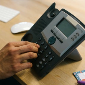 Añade tus datos de contacto.