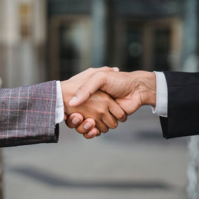 Agradece al responsable de contratación y/o al empresario la oportunidad que te han brindado.
