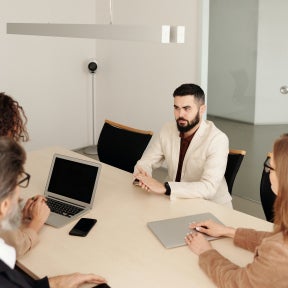 Dê a cada membro do painel a oportunidade de fazer perguntas.