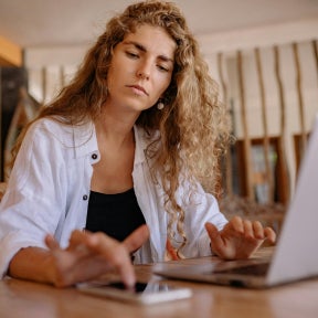 Anuncia una vacante en una bolsa de empleo para empleados a distancia.