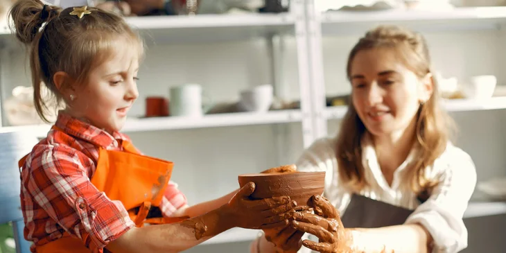 An art therapist conducting art therapy session through clay modeling.