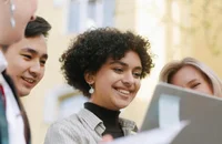 Freunde suchen gemeinsam Jobs im Ausland.