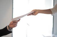 Un empleador dándole un aviso de advertencia a su empleado.