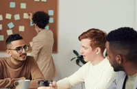 Un ufficio multiculturale con quattro persone di diverse etnie.