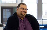 Un uomo che lavora al pc.