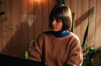 Una donna che lavora al pc.