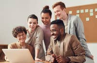 Um grupo de funcionários no ambiente de trabalho.