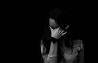 Una donna che piange per un lutto.