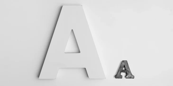Dos letras "A" en diferentes fuentes sobre un fondo claro para un currículum.