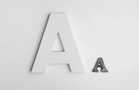 Dos letras "A" en diferentes fuentes sobre un fondo claro para un currículum.