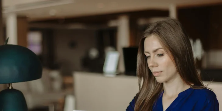 Mujer buscando trabajo en una bolsa de empleo desde su tablet.