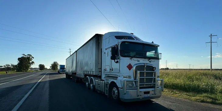 Un trailer y su operador viajando por la carretera.
