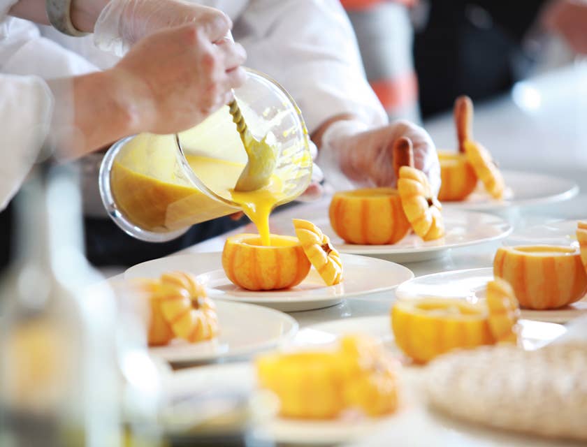 Chefs preparando platillos.