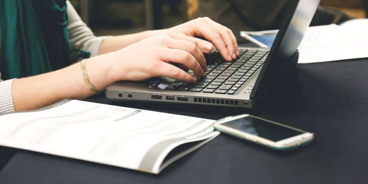 Una editora publicando una vacantes en una bolsa de trabajo para editoriales.