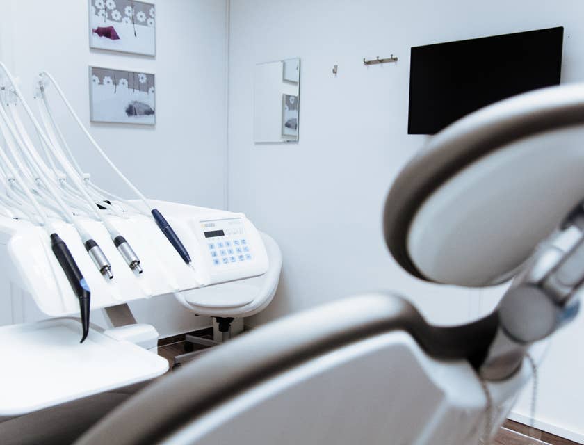 Una clínica odontológica con una unidad dental y equipo para dentistas.