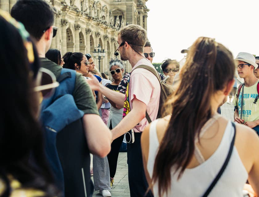 Un guía de turistas hablando con un grupo de turistas.