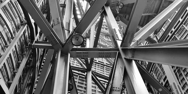 Una fotografía en blanco y negro del andamio de un edificio, diseñado con ingeniería estructural.