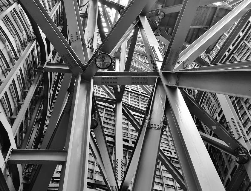 Una fotografía en blanco y negro del andamio de un edificio, diseñado con ingeniería estructural.