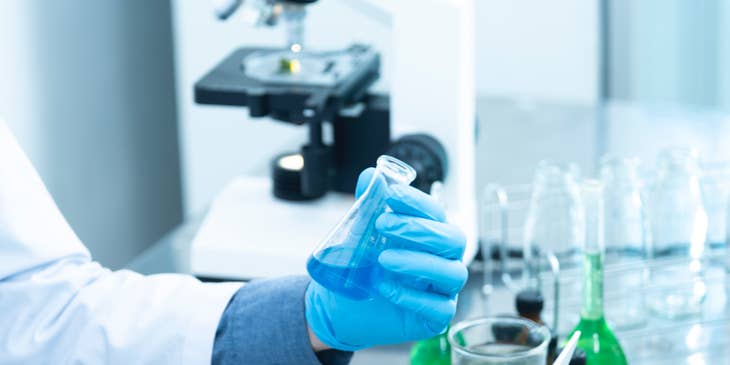 Un ingeniero químico trabajando en un laboratorio de ingeniería química.