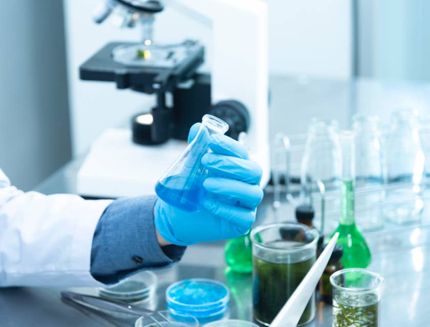 Un ingeniero químico trabajando en un laboratorio de ingeniería química.