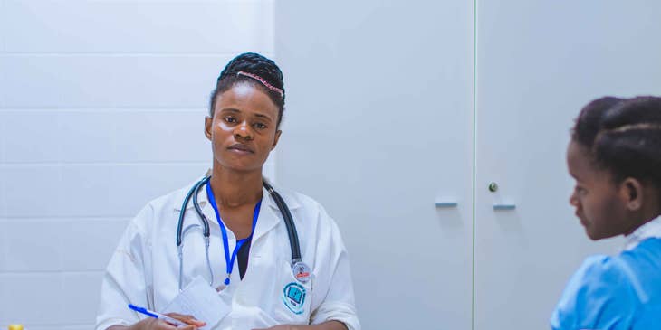 Un médico general evaluando a una paciente joven.