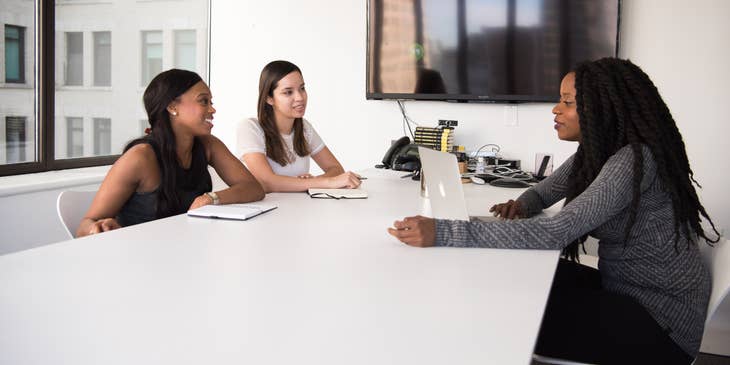 Tres mujeres en una reunión de Recursos Humanos.