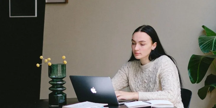 Una ragazza che lavora al computer.