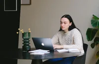 Una ragazza che lavora al computer.