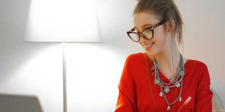Una mujer creando un proceso de entrevista en una computadora portátil.