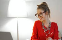 Una mujer creando un proceso de entrevista en una computadora portátil.