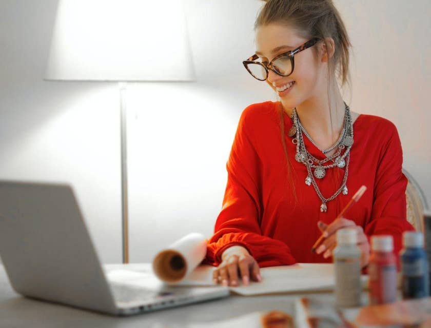 Una mujer creando un proceso de entrevista en una computadora portátil.