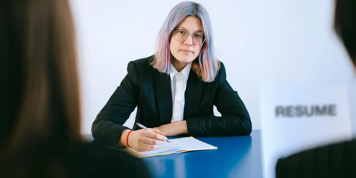Una mujer prepara un CV funcional.
