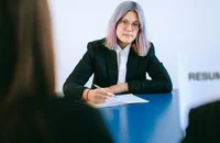 Una mujer prepara un CV funcional.