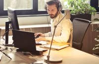 Un reclutador en una oficina haciendo entrevistas vía remota.