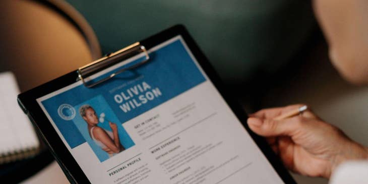Un mujer revisando cómo hacer un CV.