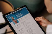 Un mujer revisando cómo hacer un CV.