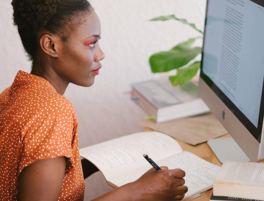 Una mujer escribiendo una carta de presentación para un empleo.