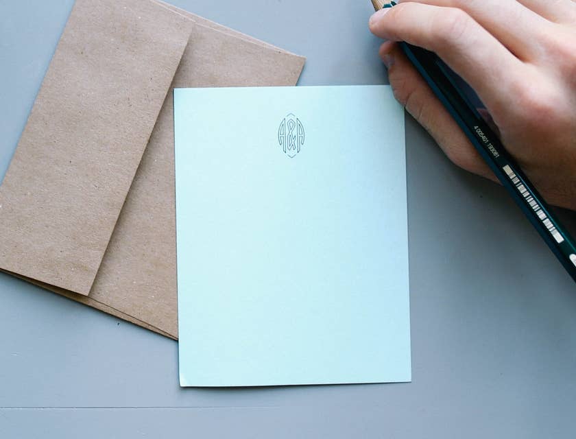 Un jefe escribiendo una carta de agradecimiento profesional para sus empleados más destacados.